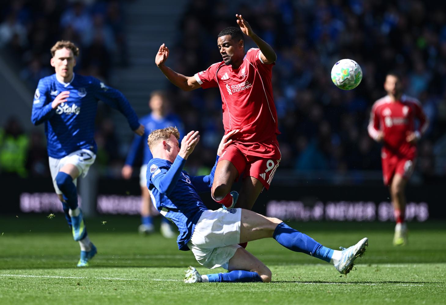 Branthwaite out for 2 months as Evertonians fear the worst