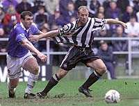Shearer makes Unsworth pull his shirt