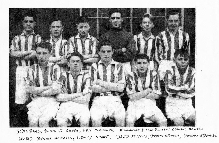 Dudley Town FC 1948 featuring Dennis Stevens and Duncan Edwards